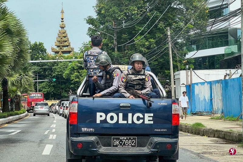 7月19日，警察在缅甸仰光的一条街道上巡逻。（法新社）
