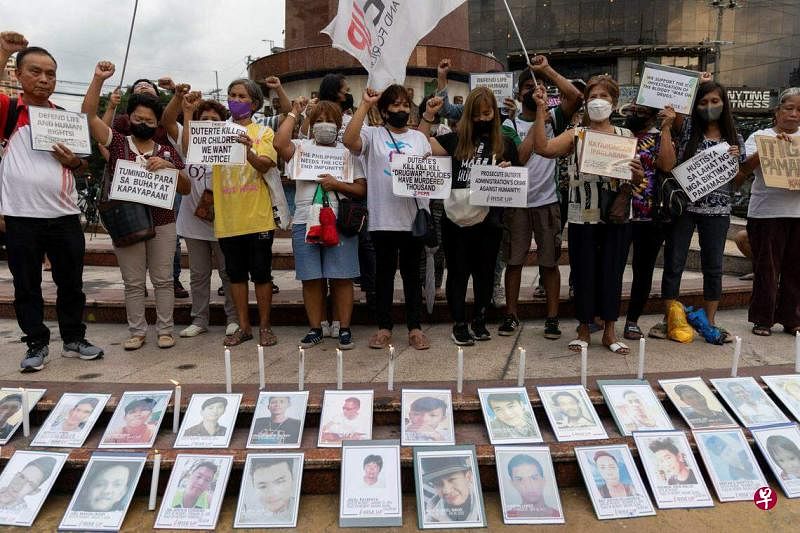 7月18日，多名在肃毒战中遇害的死者家属在菲律宾奎松城聚集抗议。（路透社）
