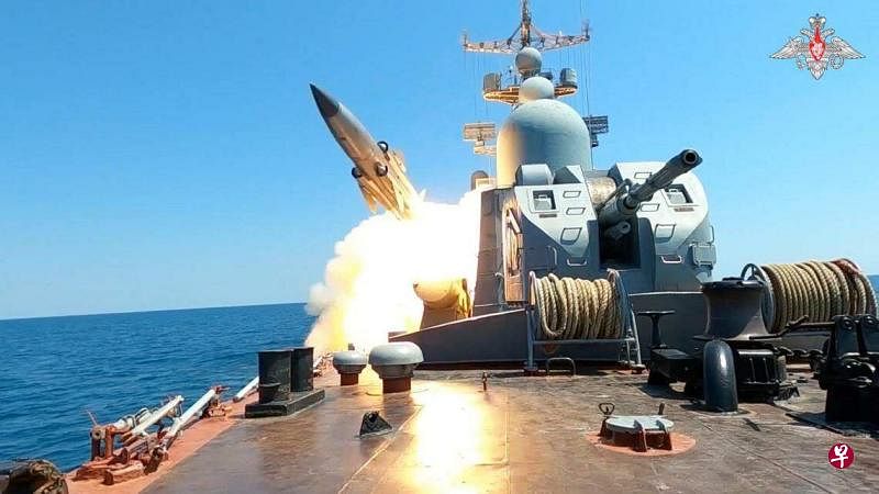 7月21日，俄罗斯国防部发布图像画面显示，俄军在伊万诺维茨号导弹舰朝黑海的目标船只发射一枚火箭弹。（路透社）