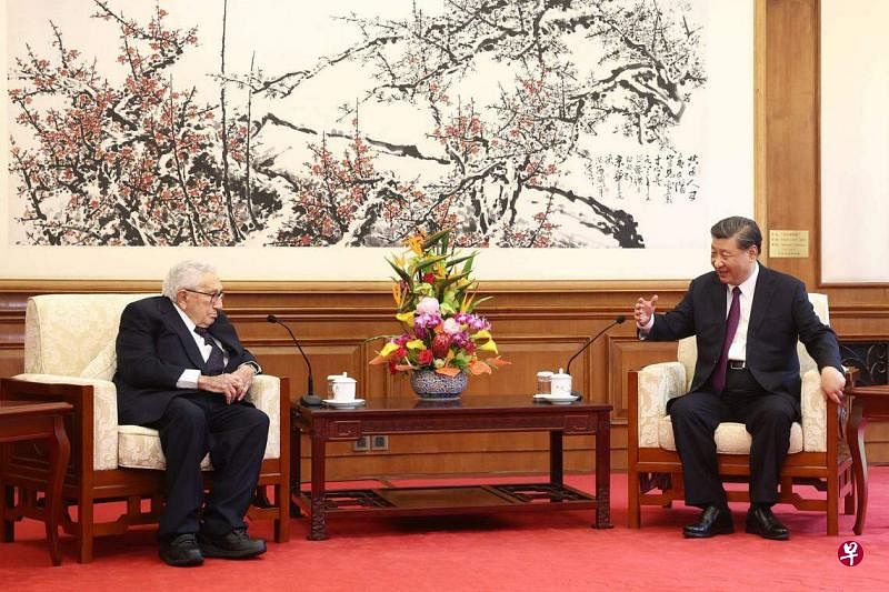 中国国家主席习近平（右）星期四（7月20日）在北京钓鱼台国宾馆会见到访的美国前国务卿基辛格。（法新社）