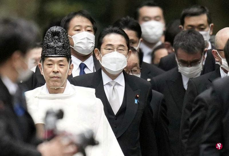 日本首相岸田文雄（中）正考虑在未来几周内改组内阁，巩固他在执政自民党的实力，以确保继续蝉联党首。但新民调显示，他的支持率已跌至历史低点。（路透社）