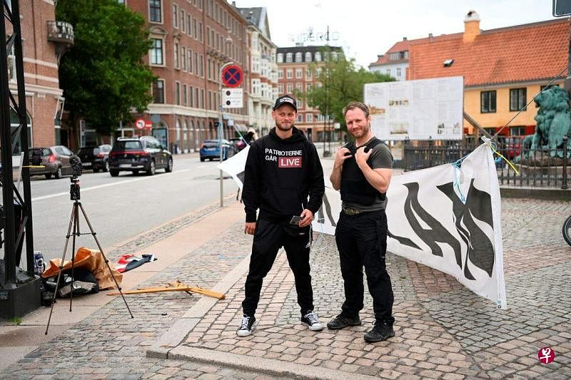 7月24日，两名自称来自“丹麦爱国者”组织的抗议者在伊拉克大使馆前焚烧《可兰经》。（路透社）