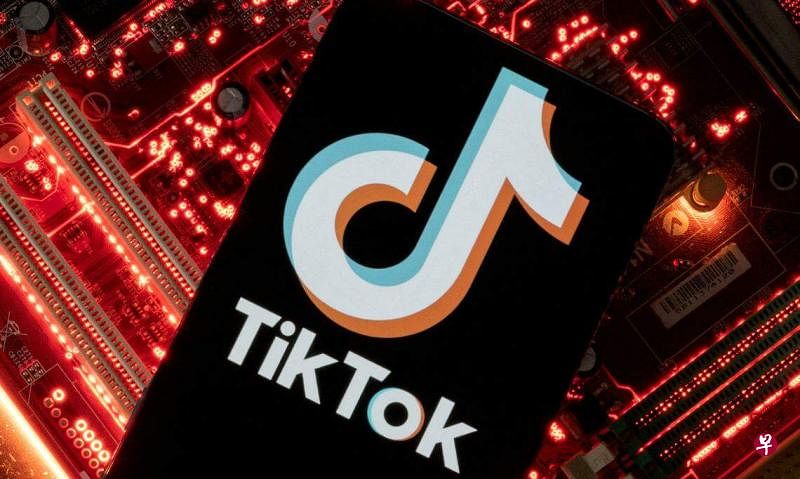TikTok用户将能创建纯文本帖子。照片为在电脑主板上一台显示TikTok标志的智能手机。（路透社）