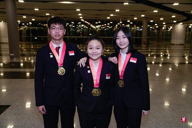 黄诚恩（左）和李宜珊（右）在第13届世界技能亚细安竞赛的物联网技术团队项目中，获得金牌。廖彩萍（中）是信息网络布线赛项的金牌得主。（海峡时报）