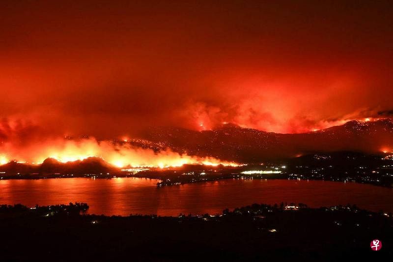 7月30日，野火“鹰崖”跨过美加边境，烧到加拿大不列颠哥伦比亚省的边境小镇奥索尤斯，火势猛烈。（路透社）