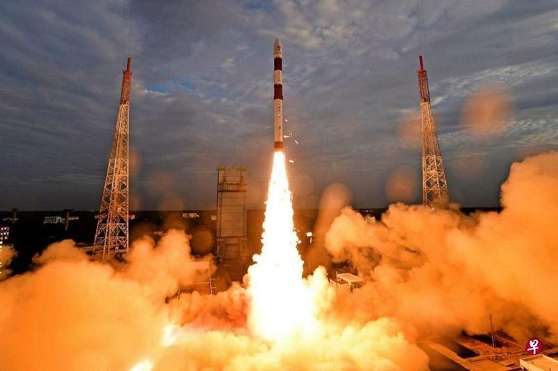 运载新加坡七颗人造卫星的火箭于印度南部的萨迪什·达万太空中心发射升空。（取自印度空间研究组织脸书）