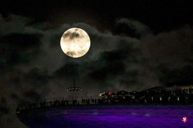 《联合早报》摄影记者在滨海湾拍摄到的“鲟鱼月”画面。（叶振忠摄）