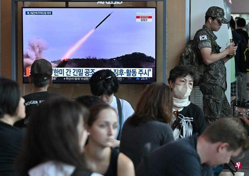 7月22日，朝鲜发射多枚巡航导弹。当天在首尔火车站，电视报道有关新闻，播放朝鲜导弹试验的档案片段。（法新社）