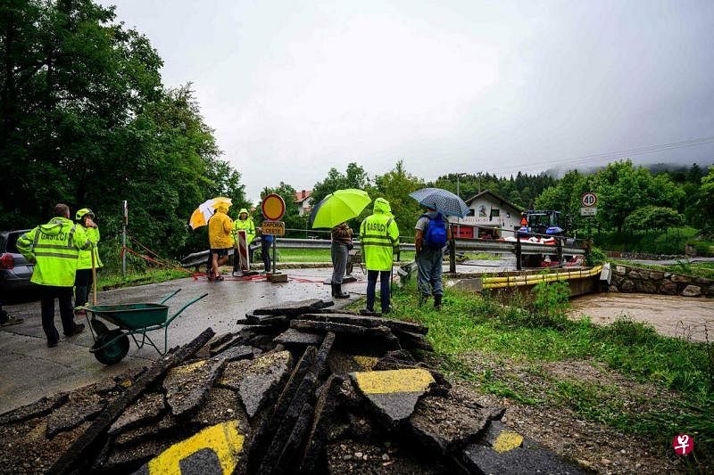 暴雨引发的洪水造成不小的破坏，切断了斯洛文尼亚东北部和中部通往村庄的道路（法新社）