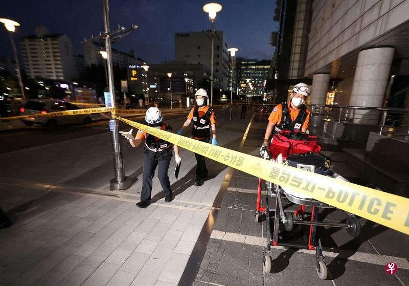 韩国京畿道城南市8月3日有人开车冲上人行道后，持刀随机砍人，造成一死13伤。事后急救人员在现场展开救治行动。（路透社）