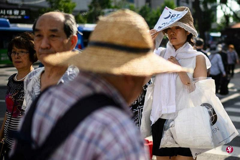 韩国8月6日全国范围内共有107人因高温天气中暑前往急诊室接受治疗。（法新社）