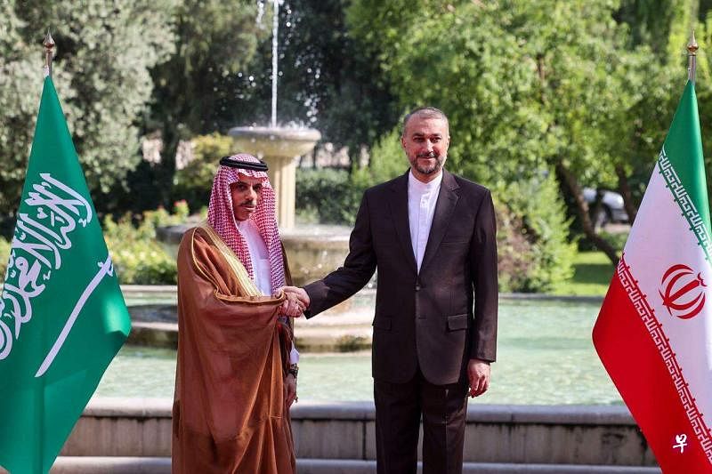 6月17日，沙特阿拉伯外交部长费萨尔访问伊朗首都德黑兰，会见了伊朗外长阿卜杜拉希扬（右），标志着两国关系进一步回暖。（法新社）