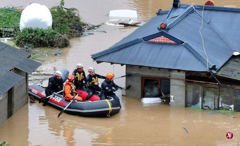 韩国在全境发布台风警报。8月10日的照片显示，救援人员在东南部城市大邱一个淹没在洪水中的小镇展开救援行动。（路透社）