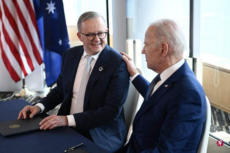 图为5月20日，在广岛举行的七国集团（G7）峰会期间，美国总统拜登（右）与澳大利亚总理阿尔巴尼斯（左）在双边会谈中交谈。（法新社）