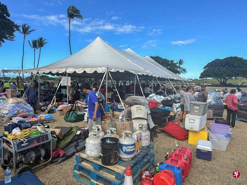 位于夏威夷的战争纪念体育馆，被改为临时的捐赠和医疗中心，以帮助毛伊岛的灾民。（路透社）