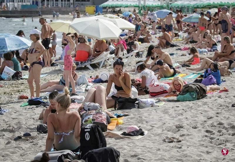 8月10日，在乌克兰敖德萨，人们在海滩上休息和晒日光浴。（路透社）