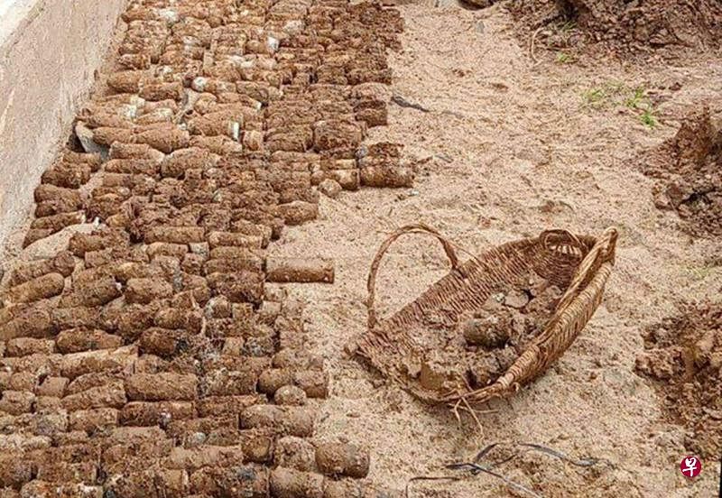 柬埔寨一所学校扩建花园时，意外发现大量内战时期遗留的未爆弹药，当局随即封锁学校，展开清理工作。（法新社）