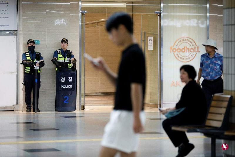 韩国网上威胁要杀人的信息大增，引起警方重视。图为警察在早前发生随机持刀杀人案的地铁站站岗。（路透社）