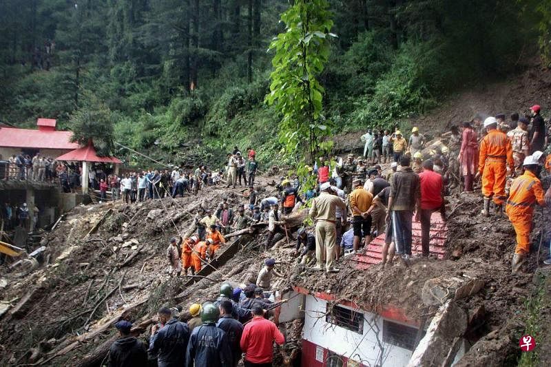 喜玛偕邦首府西姆拉一座印度庙倒塌造成至少九人死亡，大批救援人员赶到现场搜救（法新社）