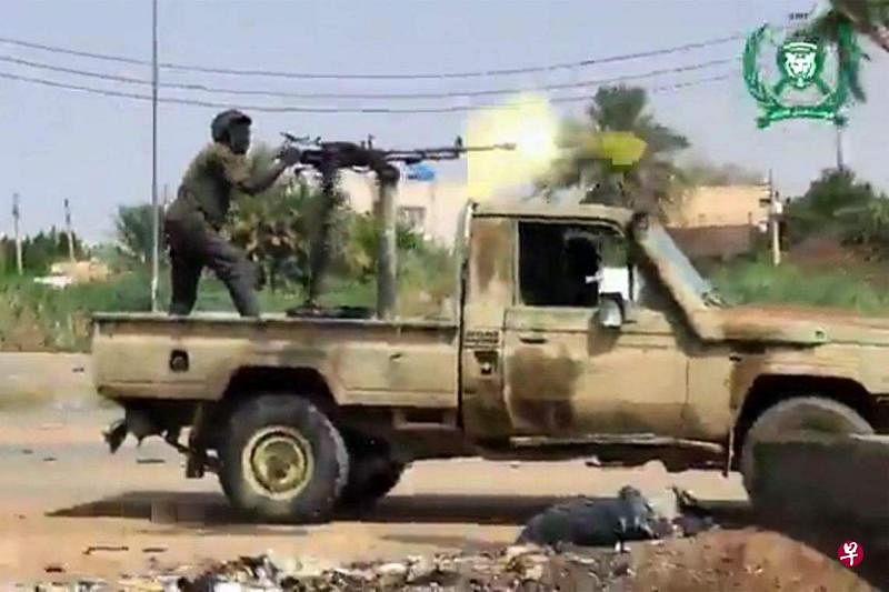 自4月中旬苏丹爆发武装冲突以来，达尔富尔地区成为主要战场之一。图为8月8日，苏丹武装部队一名成员使用安装在卡车后部的自动机向恩图曼中部苏丹快速支援部队的阵地射击。（法新社）