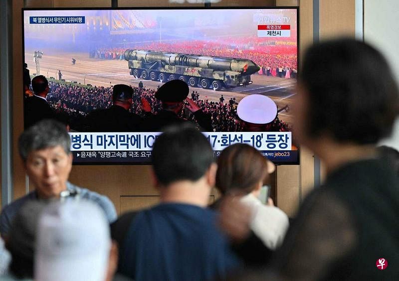 韩国国情院在会上汇报称，朝鲜不断出现准备发射洲际弹道导弹的迹象，如平壤等地被发现有支持发射洲际导弹的车辆聚集活动，并且助推器被频繁运出液体燃料工厂。（法新社）