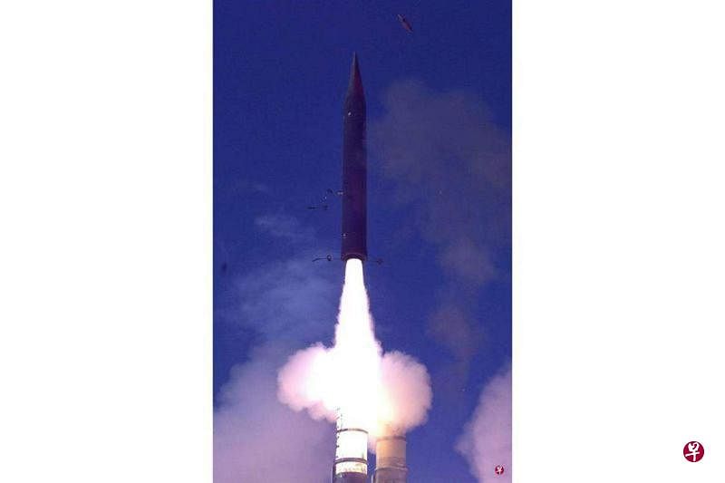 这张以色列国防部于2015年12月10日发布的资料照片显示，以色列在特拉维夫南部一个未公开的地点发射了一枚飞箭三型导弹拦截器。（法新社）