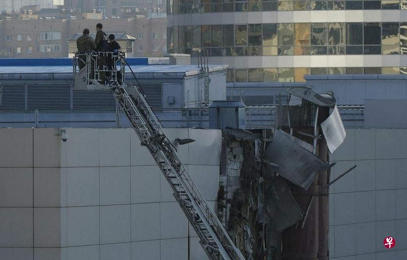 乌克兰无人机被俄罗斯拦截，坠毁在莫斯科博览中心区域，造成建筑外墙部分坍塌。图为调查人员在博览中心受损外墙区域开展工作。（路透社）