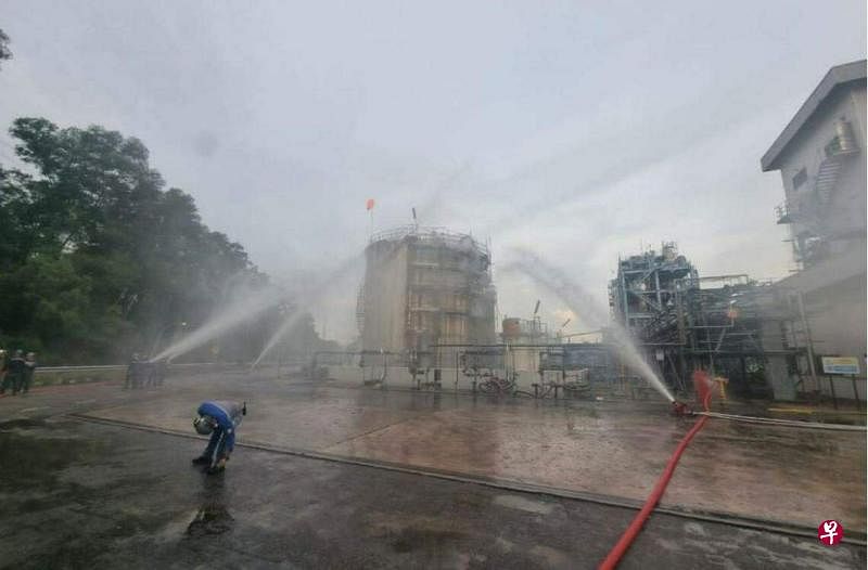 日资化工厂出光（Idemitsu）在柔佛巴西古当的苯乙烯工厂8月23日晚间发生泄漏事件，消防局接获投报，立即派员灌救。（柔佛州消防局提供）