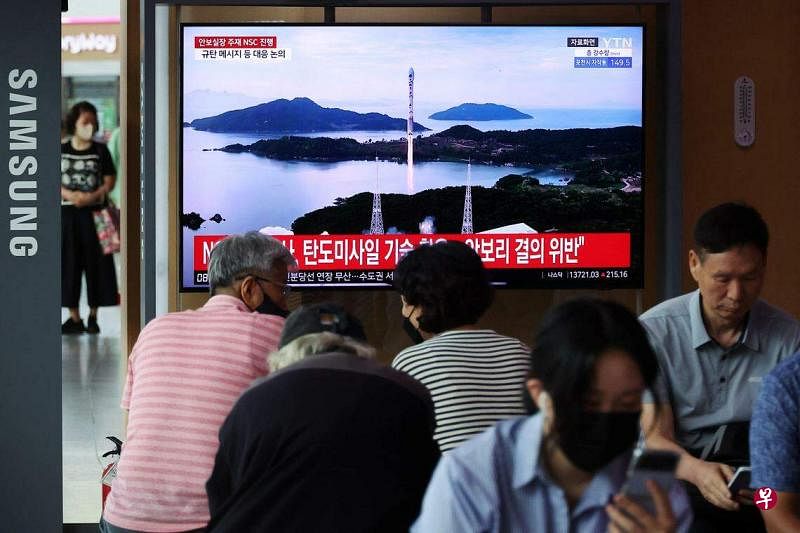 朝鲜星期四（8月24日）再次发射军事侦察卫星“万里镜-1”号，发射任务以失败告终。图为当天韩国首尔火车站内播放朝鲜射星画面。（路透社）