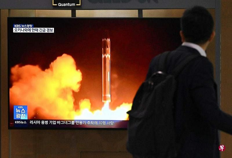 朝鲜星期四（8月24日）再次发射军事侦察卫星“万里镜-1”号，但再次以失败告终。图为韩国首尔一火车站的显示屏播放当天朝鲜射星画面。（法新社）