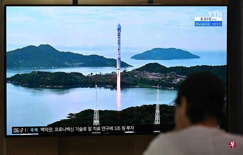朝鲜星期四（8月24日）再次发射军事侦察卫星“万里镜-1”号并失败。韩美日对朝代表已就此事通电话，并谴责朝方射星举动违反联合国安理会决议。（法新社）