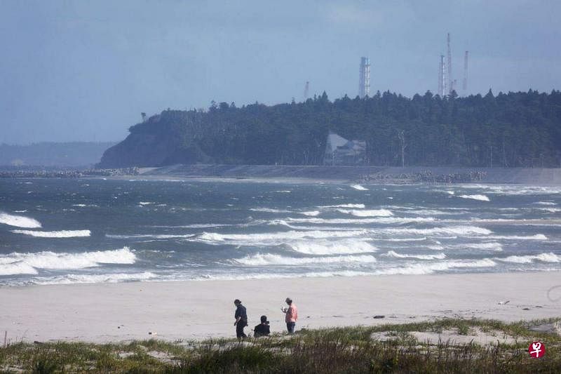 日本政府和东京电力公司8月24日开始向海洋排放福岛核处理水后，中国反日情绪高涨，两国矛盾升级。（彭博社）
