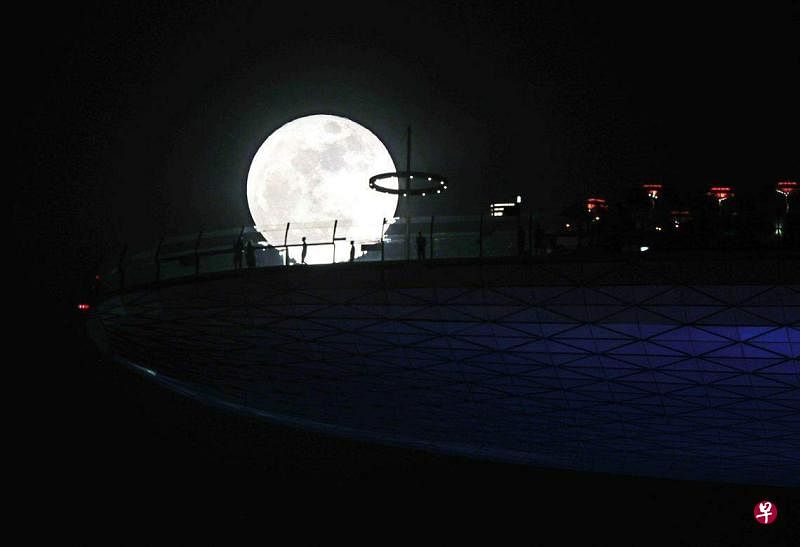 “蓝月”晚上7时34分从东方升起，9时后到达本地观测的最佳高度，并于凌晨零时51分到达子午线。（邝启聪摄）