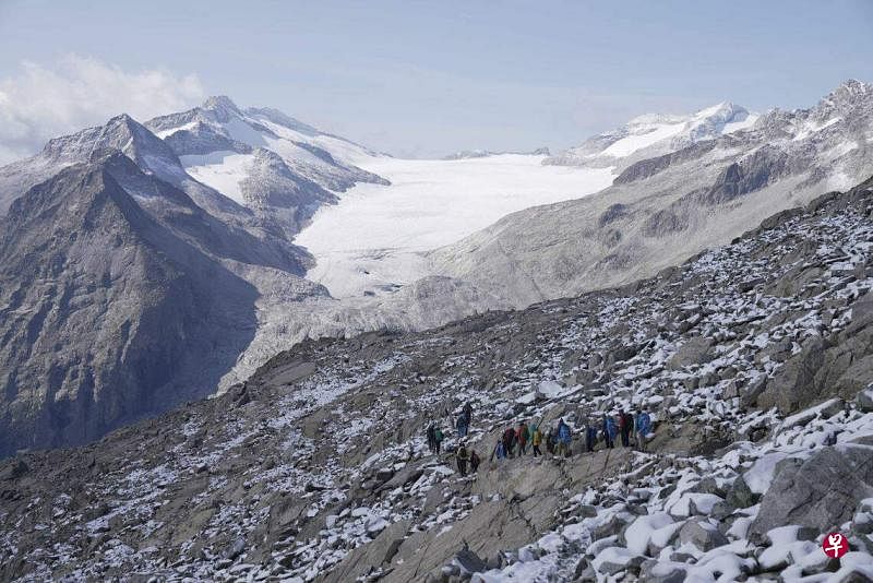 在过去四年的每个夏天，意大利环境协会Legambiente都组织一次穿越阿尔卑斯山的旅程，目的是为展示气候变化对阿达梅洛冰川的影响。（法新社）