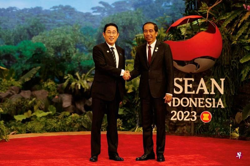 日本首相岸田文雄6日到雅加达出席亚细安系列会议，印尼总统佐科在会场迎接。（法新社）