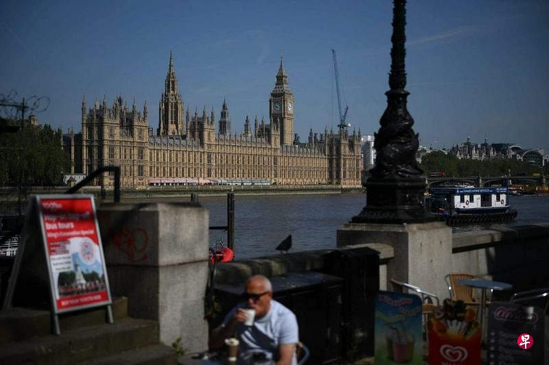 英国当局今年3月逮捕两名涉嫌间谍活动的男子，其中一名20多岁嫌疑人的身份据称为英国议会研究员。图为泰晤士河边的英国议会大厦。（法新社）