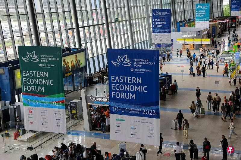 东方经济论坛9月10日至13日在符拉迪沃斯托克举行，符拉迪沃斯托克国际机场里可见到论坛的横幅图片。（路透社）