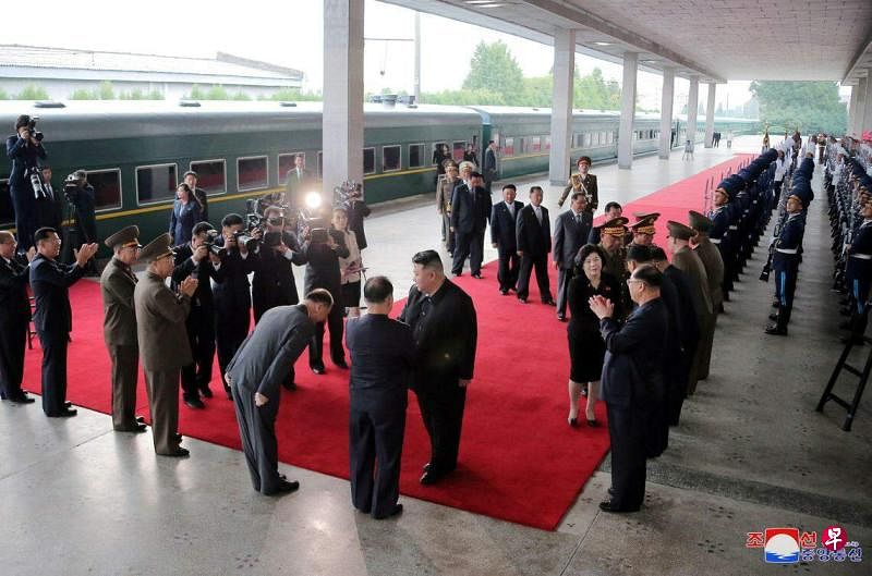 9月10日，金正恩登上绿色专列前往俄罗斯前，与送行干部一一握手。朝鲜外长崔善姬（站在金正恩后面）也陪同访问。（路透社）
