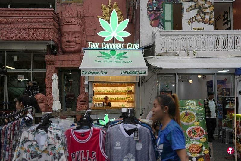 在曼谷，有酒吧一条街称号的考山路，不难见到售卖大麻产品的商店或小摊子。（彭博社）
