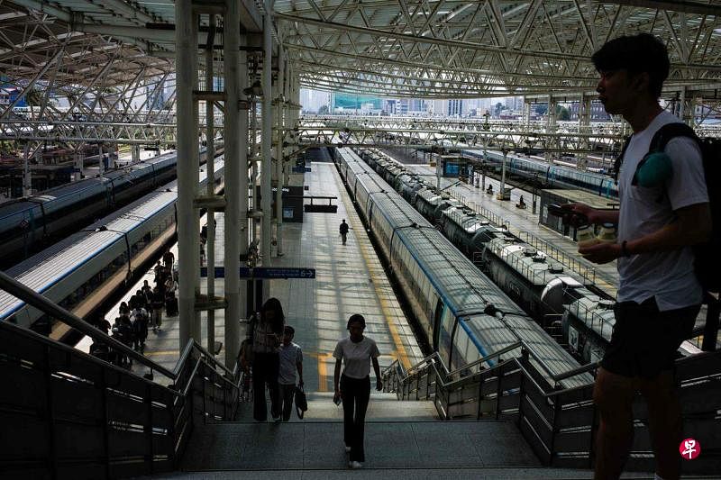 韩国铁道公社表示，为减少市民出行不便，原停运的京釜线高铁当天临时增开五班，将尽快恢复列车运行。图为首尔火车站。（法新社）