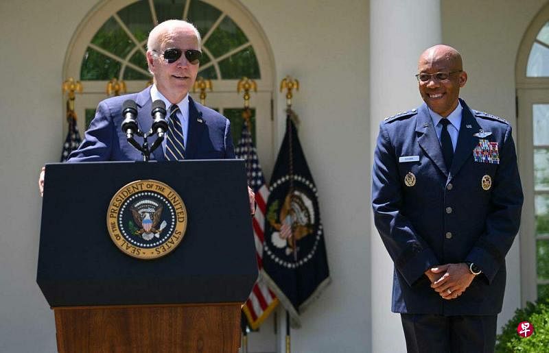 美国总统拜登（左）于5月25日在白宫玫瑰园的记者会上宣布提名布朗（右）出任美军参谋长联席会议主席。（法新社）