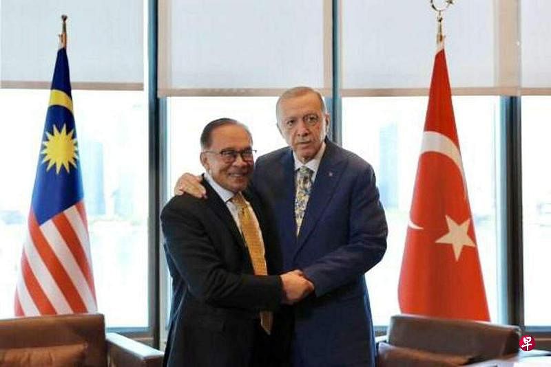 马来西亚首相安华（左）说，土耳其总统埃尔多安（右）已同意在今年12月造访马来西亚。（南洋商报）