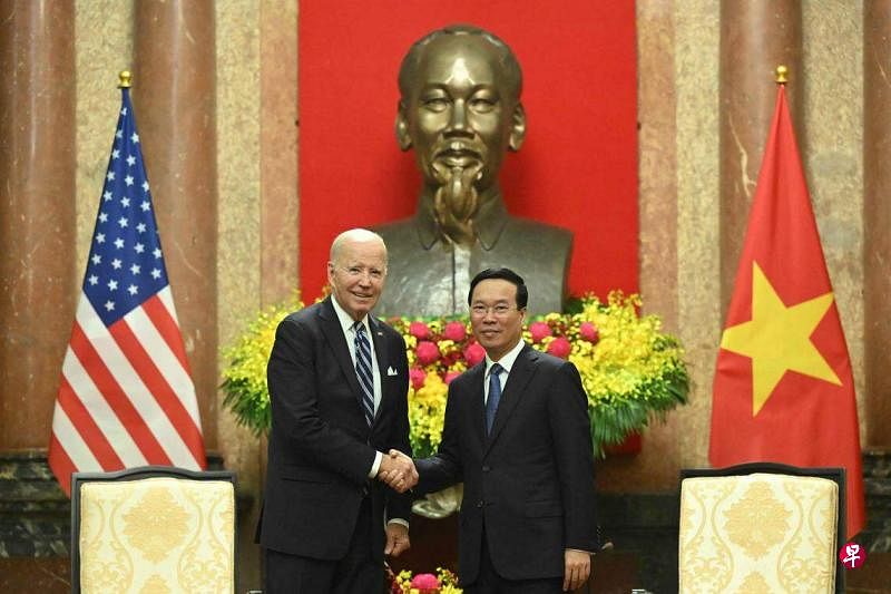 9月11日，美国总统拜登（左）访问越南时，与越南国家主席武文赏会面并握手寒暄。（法新社）