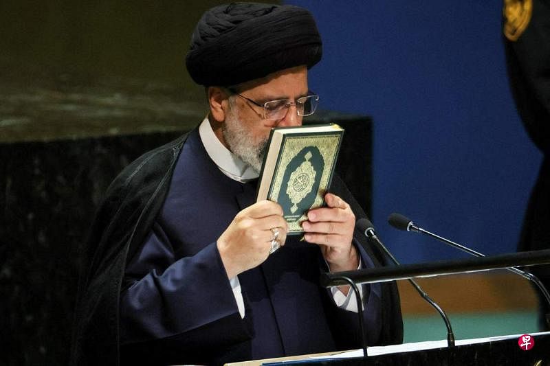 9月19日，美国纽约，伊朗总统莱希在联合国大会第78届会议的讲台上亲吻可兰经。（路透社）