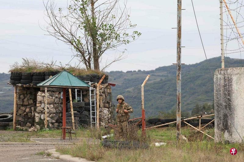 9月23日，纳卡地区舒沙市，阿塞拜疆军人在其驻地站岗。在阿塞拜疆重新控制纳卡地区后，该地区的亚美尼亚人担心种族清洗而决定离开。（法新社）