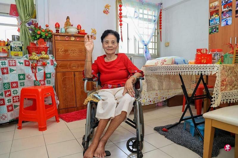 独居的林宝玉今年89岁。因为患上小儿麻痹症，她从三岁开始右脚就不良于行。十年前，她开始独居，五年前在厕所里摔了一跤，左大腿骨断裂，自此生活起了不少变化。她在太和观员工的提议下，决定安装监测系统来保障自己的安全。（吴先邦摄）