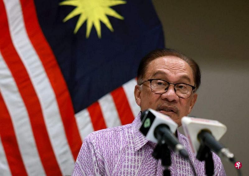 马来西亚民主行动党一名高级领袖告诉《阳光日报》，首相安华可能在彭亨柏朗埃州选区补选后改组内阁。图为安华星期天准备从美国纽约返回马国前召开记者会。（马新社）