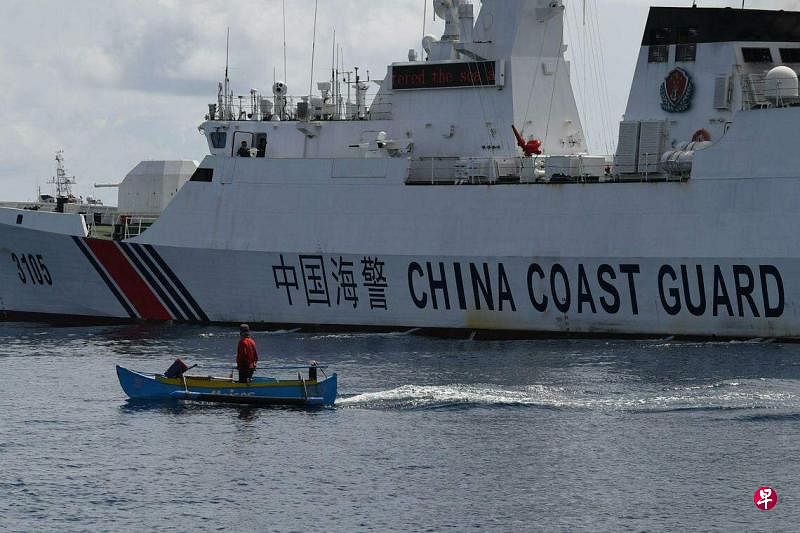 9月22日，菲律宾渔民萨塔姆（Arnel Satam）乘木船试图进入南中国海有主权争议的斯卡伯勒浅滩（中国称黄岩岛），但遭中国海岸警卫队的船只拦截。（法新社）