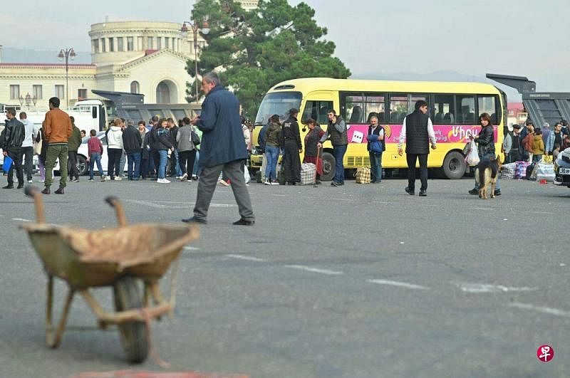 当地时间星期一（9月25日），纳卡地区大批亚美尼亚族人排队搭乘巴士撤离。（路透社）