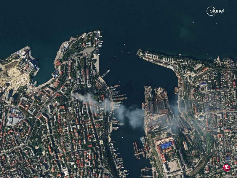 卫星图像显示，在克里米亚的俄罗斯黑海舰队总部上星期五（9月22日）遭乌克兰导弹击中后，冒出滚滚浓烟。（路透社）